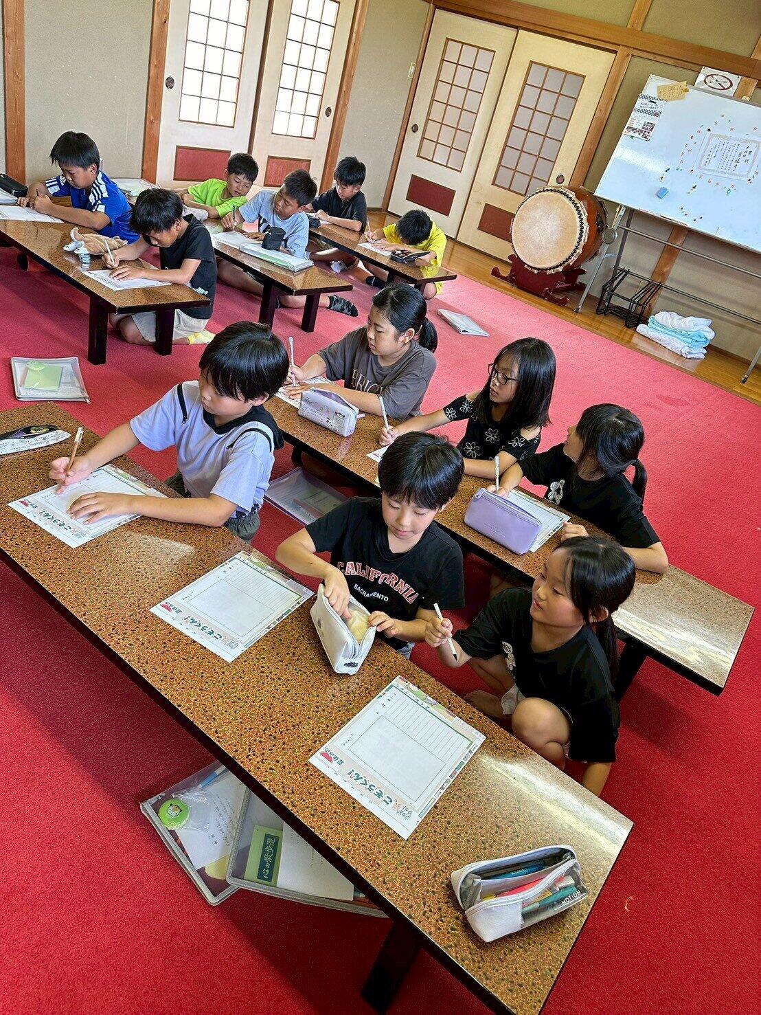 寺子屋で学ぶ子供たち