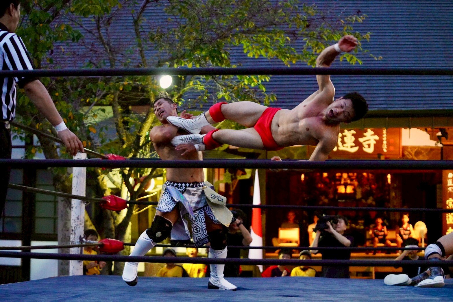 お寺でのプロレスの試合