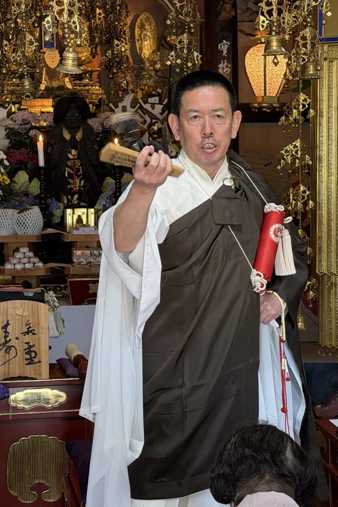 本堂でご祈祷する住職